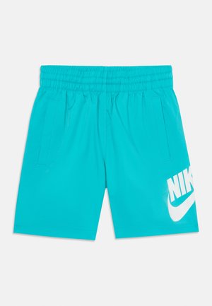 Pantalones cortos Nike turquesa con cintura elástica, dos bolsillos laterales y un gran logo blanco en la pierna derecha. Material suave y liviano.