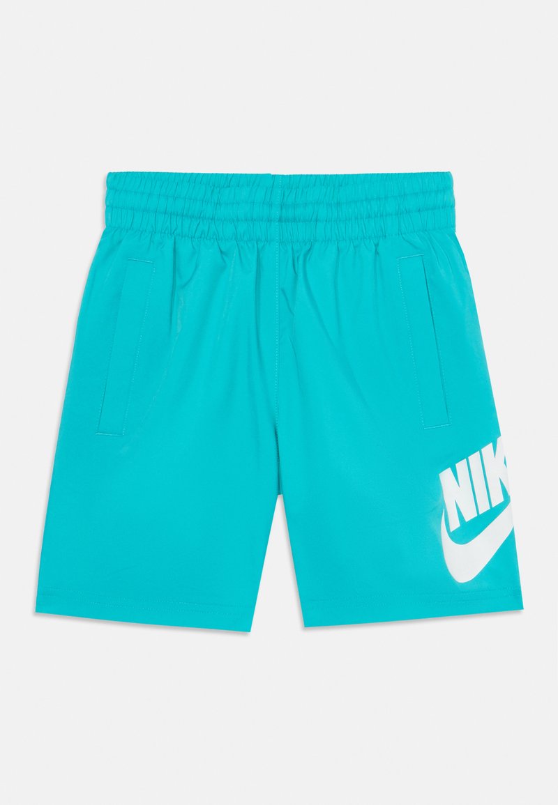 Mėlynos Nike šortai su elastine juosta, dviem šoninėmis kišenėmis ir dideliu baltu logotipu dešinėje kojoje. Lygus, lengvas audinys.