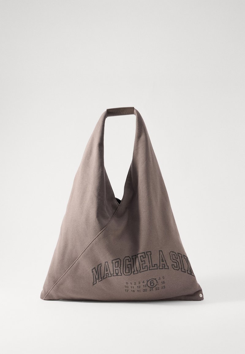 Sac en toile brun au design unique, avec une grande ouverture, une poignée découpée et des textes et chiffres imprimés sur un côté.