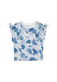 Camiseta blanca de manga corta con un patrón floral azul y de lunares, con detalles atados en las mangas y un escote redondo.