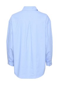 Camicia azzurro chiaro con colletto, righe bianche verticali, maniche lunghe, polsini abbottonati e dettaglio a pieghe sul retro. Tessuto di un aspetto liscio.