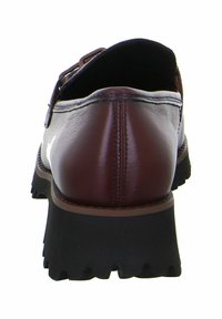 Hnědé kožené boty s zaoblenou patou, texturovanou černou gumovou podrážkou a šitými detaily podél okrajů. Obsahují malý designový prvek.