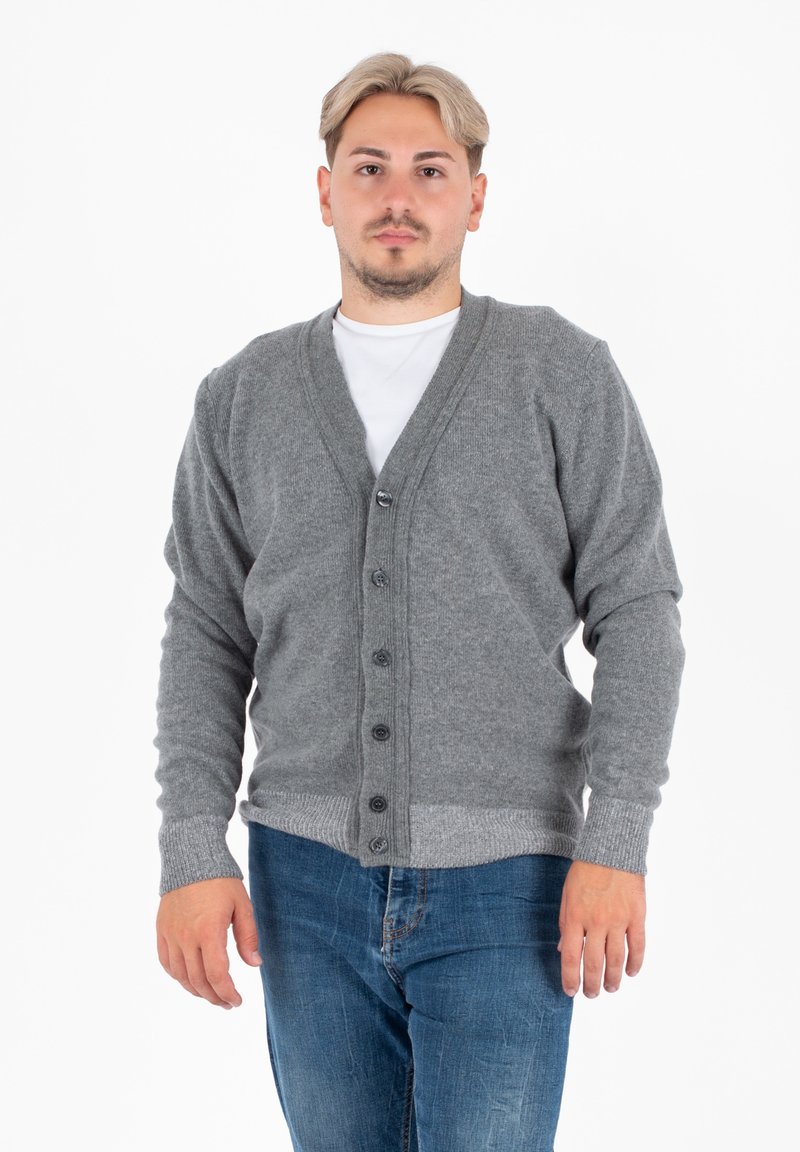 Cardigan grigio lavorato a maglia con scollo a V, chiusura a bottoni, polsini e orlo a costine. Abbinato a jeans blu. Design semplice e tessuto testurizzato.