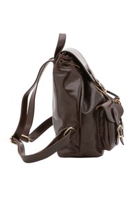 Bruine leren schoudertas met een glanzende afwerking, verstelbare schouderbanden en een voorvak. Bevat hardware in goudkleur en heeft een ronde vorm.