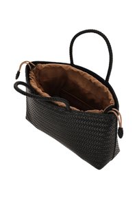 Zwarte geweven handtas met gevlochten handvatten en een bruine stoffen binnenkant. Voorzien van een centraal vak en een binnenzak voor opbergruimte.