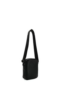 Borsa a tracolla in pelle nera con finitura testurizzata, forma rettangolare, tracolla regolabile e chiusura con zip. Design compatto adatto per gli elementi essenziali.