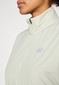 New Balance ATHLETICS PACKABLE JACKET - Vodootporna jakna - garter snake