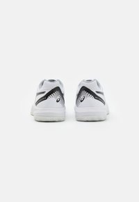 Pantofi sport albi cu un material superior din plasă, accente negre și o talpă texturată. Caracteristici includ un guler căptușit și un logo distinctiv pe călcâi.