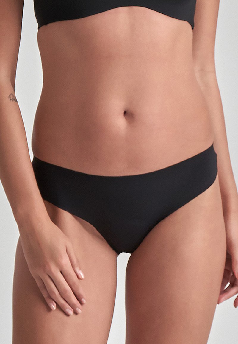 Svart bikinitrosa med en slät textur, låg midja och minimal täckning. Ingen synlig hårdvara eller mönster.