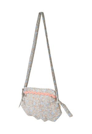 Kleine stoffen schoudertas met een lange band, bloemenpatroon in blauw en perzik, en een roze golfvormige bies aan de voorkant.