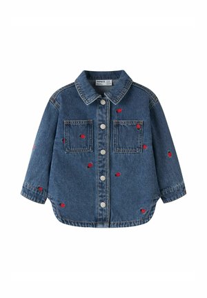 Veste en denim bleu pour enfants à boutons avec deux poches poitrine et des motifs de coccinelles rouges brodés dispersés sur le tissu.