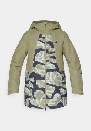 Zielono-granatowa kurtka w kamuflażu z zamkiem błyskawicznym z przodu, kapturem i wieloma kieszeniami. Materiał wydaje się teksturowany i wodoodporny.