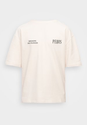 Camiseta de manga corta color blanco roto con texto negro "SMOKERS DIE YOUNGER" en el pecho izquierdo y "PEQUS" en el pecho derecho, mostrada desde atrás.