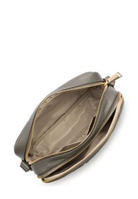 Borsa in pelle grigia con due scomparti con zip. Finiture in metallo dorato. Interno con rivestimento liscio color tan. Forma rettangolare compatta.