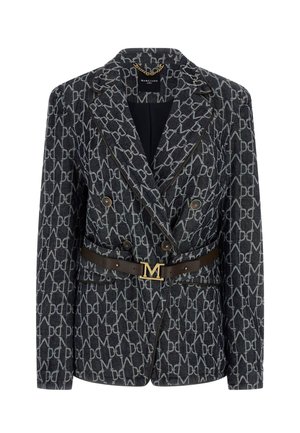 Blazer doppiopetto nero e grigio con motivo all-over monocromatico "M" e "DG", cintura in pelle con fibbia dorata a forma di "M" e rever a incavo.