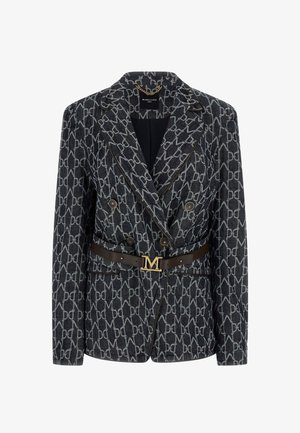 Blazer doppiopetto nero e grigio con motivo all-over monocromatico "M" e "DG", cintura in pelle con fibbia dorata a forma di "M" e rever a incavo.