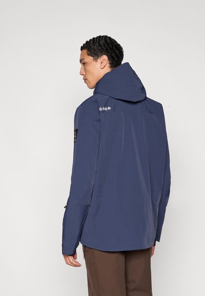 Marineblaue wasserdichte Jacke mit Kapuze, die eine glatte Textur, verstellbare Bündchen und Logoakzente auf Schulter und Rücken aufweist.