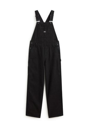 Schwarze Jeans-Latzhose mit vorderer Brusttasche, verstellbaren Schulterriemen, seitlichen Knöpfen und weit geschnittenen Hosenbeinen, flach auf weißem Hintergrund liegend.