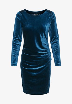 Fluwelen jurk in diep teal met lange mouwen, een ronde halslijn en zijruchelen voor een getailleerd silhouette. Gladde textuur met glans.