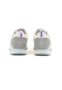 Sneaker mit grauem Wildleder-Fersenbereich, Obermaterial aus weißem und gelbem Textil, mintgrüner Sohle und einem lavendelfarbenen Markenschild auf der Rückseite.