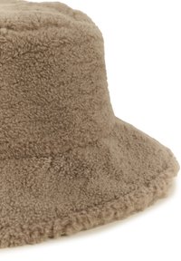 Brązowy, teksturowany kapelusz w stylu bucket hat wykonany z miękkiej, puszystej tkaniny, z szerokim rondem i gładkimi krawędziami. Podkreślony przeszyciami u podstawy.