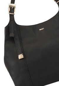 Sac à main en cuir noir avec une texture lisse, arborant une boucle en métal doré et un accent logo discret à l'avant. Bandoulière réglable.