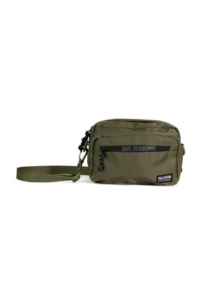 Sac bandoulière compact vert olive avec poche avant zippée, texte noir "OSEZ DÉCOUVRIR" et écusson logo "Palladium", bandoulière ajustable incluse.