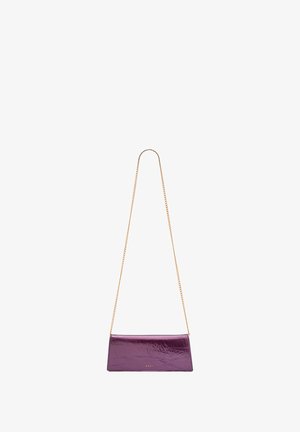 Fioletowa torebka crossbody z lakierowanej skóry, o płaskim prostokątnym kształcie, z złotym łańcuszkiem i minimalistycznym logo na przodzie.