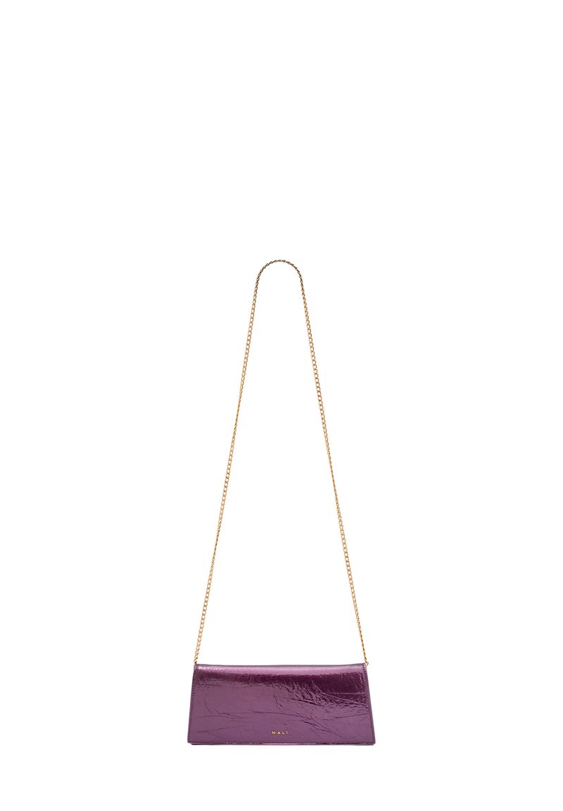 Lila lackläder crossbody-väska med en platt rektangulär form, prydd med en guldkedja och en minimalistisk logotypdetalj på framsidan.