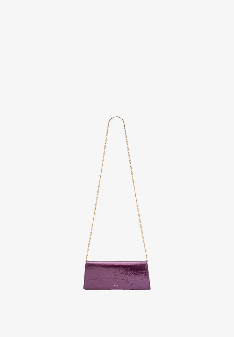 Lila lackläder crossbody-väska med en platt rektangulär form, prydd med en guldkedja och en minimalistisk logotypdetalj på framsidan.
