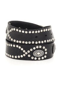 Bracciale in pelle nera con borchie argentate e accenti metallici decorativi, caratterizzato da un motivo ondulato e due chiusure a scatto.