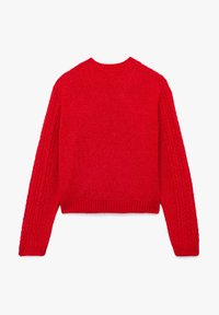 Czerwony sweter z dzianiny z okrągłym dekoltem, teksturowanym korpusem oraz detalami w splocie warkoczowym na rękawach. Rybakowe wykończenie u dołu i przy mankietach dopełnia projekt.