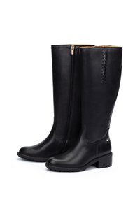 Botas de cuero negras hasta la rodilla con cierre lateral, detalle de costura texturizada y un tacón bajo tipo bloque. Acabado suave con una suela duradera.