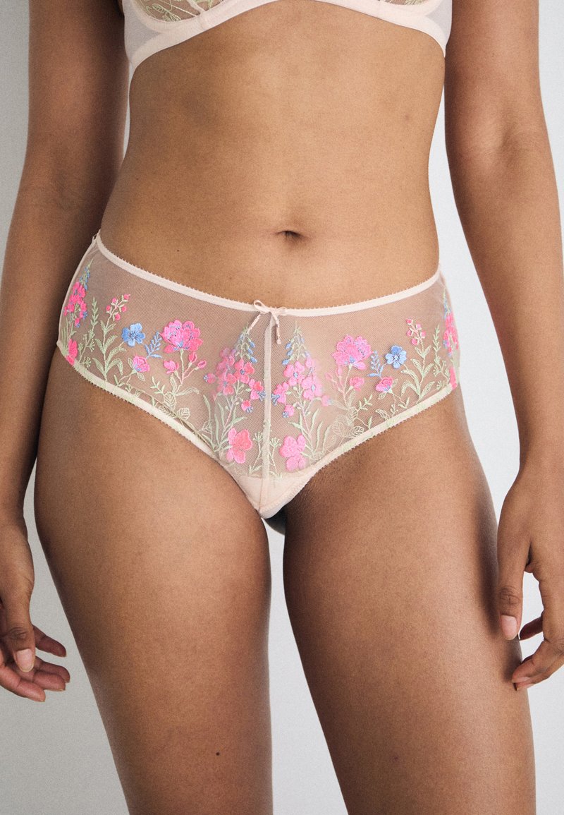 Gjennomsiktige rosa blonde truser med fargerik blomsterbroderi i rosa og blått, med delikate kanter og en liten sløyfe i midjen.