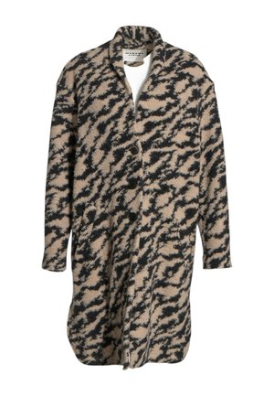 Lange wollen jas met beige en zwart abstract dierenprint, knoopsluiting en een notchkraag, getoond op een witte achtergrond.