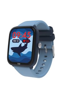 Slimme horloge met een afgeronde vierkante wijzerplaat, blauwe siliconen band, digitaal display dat tijd, datum en hartslag toont boven een haai graphic.