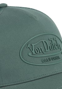 Gorra de béisbol color verde azulado de Von Dutch con logotipo bordado y texto "California" en el panel frontal.