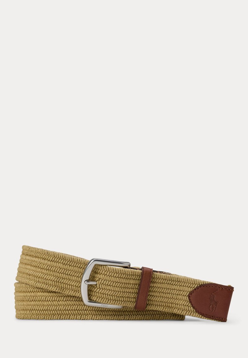 Beige gevlochten stoffen riem met een zilveren metalen gesp en bruine leren accenten, inclusief een gestikt logopatch.