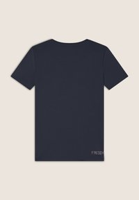 Camiseta de manga corta azul marino hecha de un tejido suave. Presenta un cuello redondo y un pequeño logo "FREDDY" en la esquina inferior izquierda.