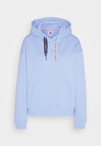 Ljusblå hoodie med framficka, ribbade muddar och huva med snörning, prydd med texten "Tommy Jeans" i svart och vitt.