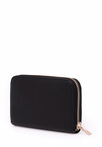 Portafoglio nero, rettangolare, realizzato in materiale liscio, con una cerniera dorata lungo il bordo e un piccolo dettaglio dorato sul tirante della cerniera.