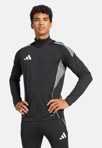 Schwarze Sportjacke mit grauen Akzenten, durchgehendem Reißverschluss, hohem Kragen und drei weißen Streifen auf den Schultern. Hergestellt aus dehnbarem Stoff, taillierte Passform.