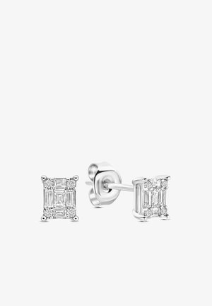Vierkant geslepen diamanten studs in witgoud. Bevat vier smaragdgeslepen diamanten en kleine ronde accenten voor extra sprankeling.