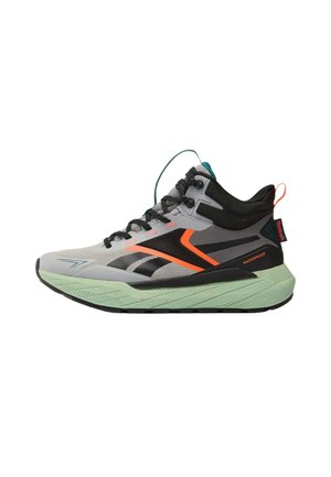 Grauer und schwarzer wasserfester High-Top-Sneaker mit orangenen Akzenten, schwarzen Schnürsenkeln und hellgrüner, strukturierter Sohle.