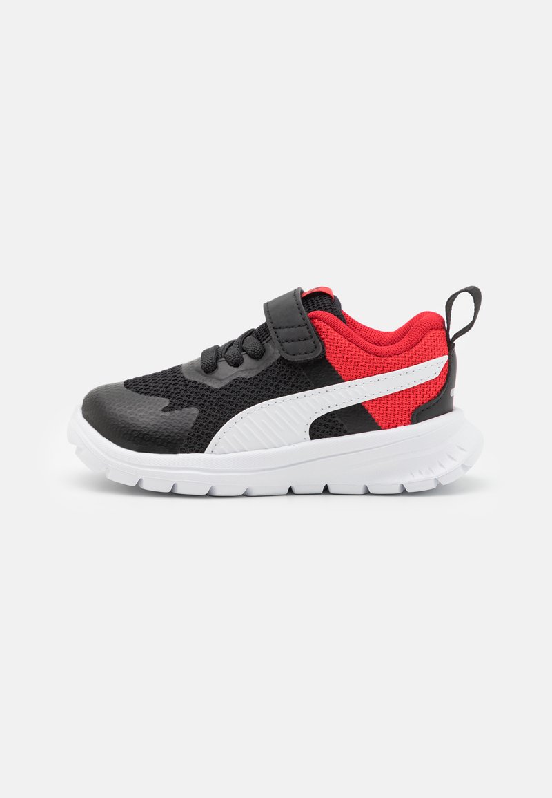 Scarpa da ginnastica nera e rossa con tomaia in rete, strap in velcro, dettagli bianchi e suola bianca spessa con grip testurizzato.