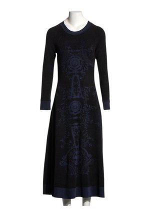 Lange zwarte jurk met donkerblauwe ingewikkelde bloemenpatronen, ronde hals, lange mouwen en donkerblauwe manchetten en zoom op een wit mannequins.