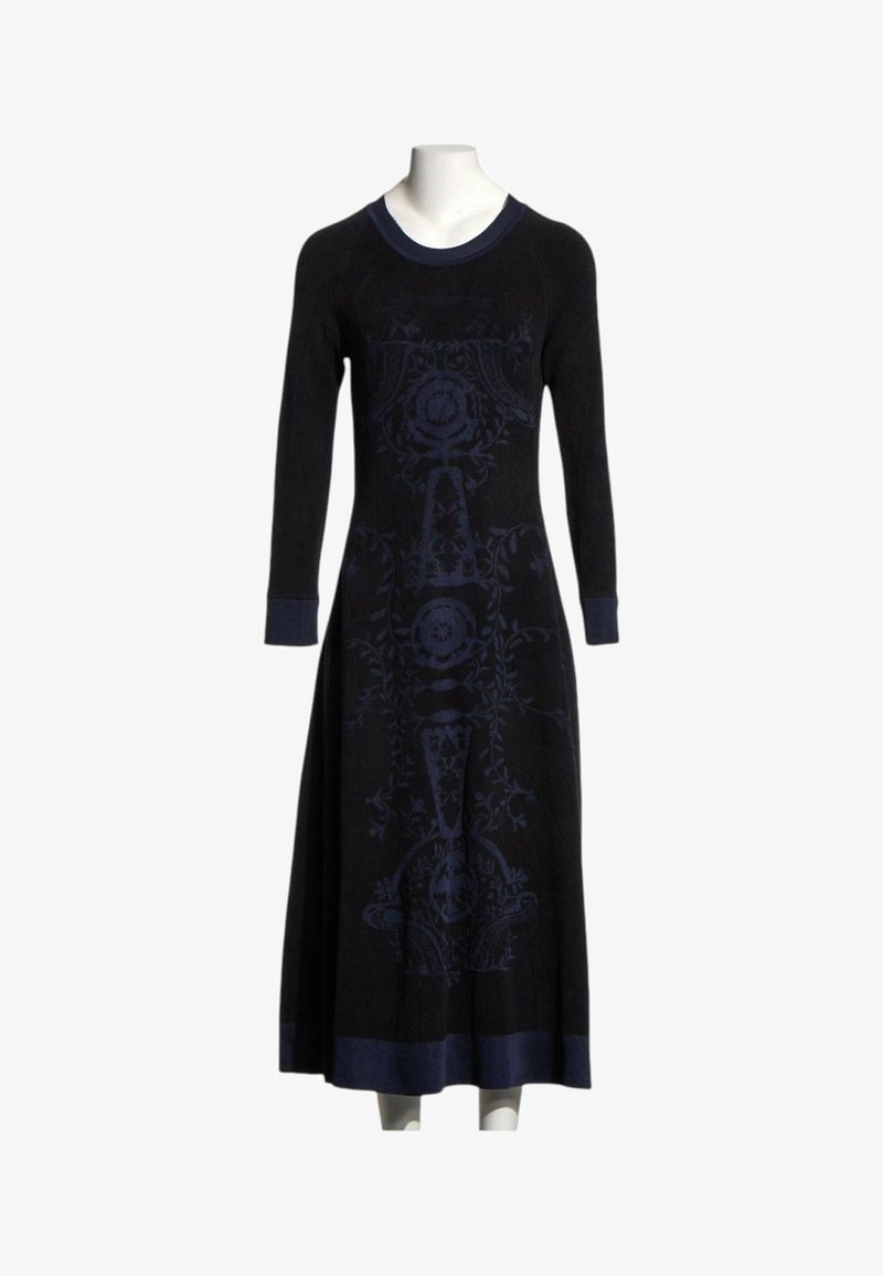 Longue robe noire avec des motifs floraux complexes bleu foncé, col rond, manches longues, et poignets et ourlet bleu foncé sur un mannequin blanc.