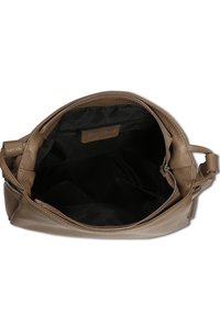 Bruine leren handtas met een ritssluiting aan de bovenkant, met een zwarte stoffen interieur en meerdere organisatievakken. Gekartelde buitenkant met gladde accenten.