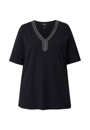 Top noir à manches courtes avec un décolleté en V présentant une bordure brodée de perles détaillée le long du col et de la patte de boutonnage.