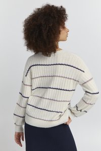 Pullover a righe crema realizzato in maglia a costine con linee orizzontali in blu pastello, crema e navy. Presenta una vestibilità ampia e maniche lunghe.